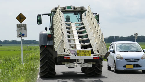 溝と丘に対応する油圧リンク式オフセット機構